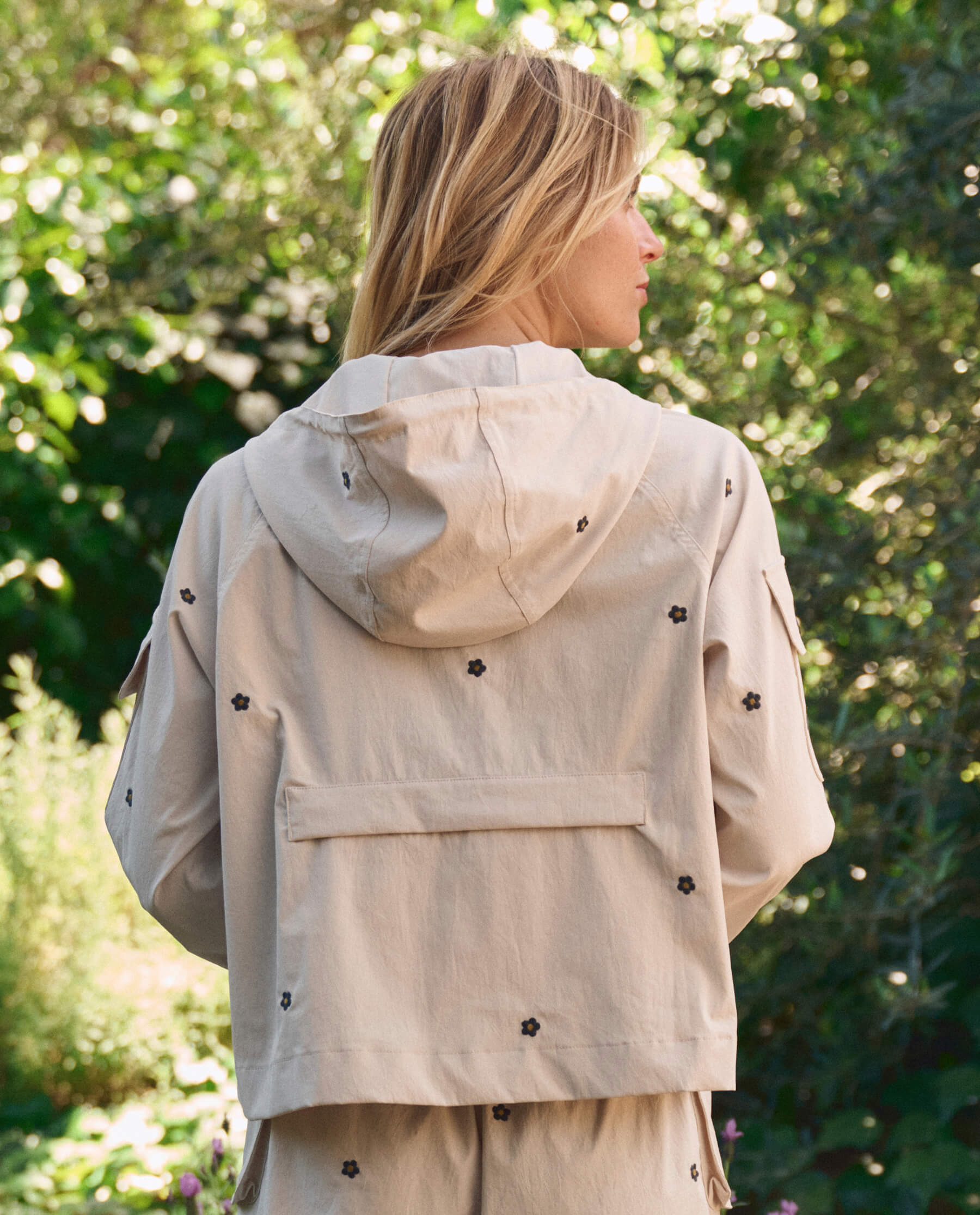 The Embroidered Cropped Trailhead Pullover. -- Cream With Black Daisies