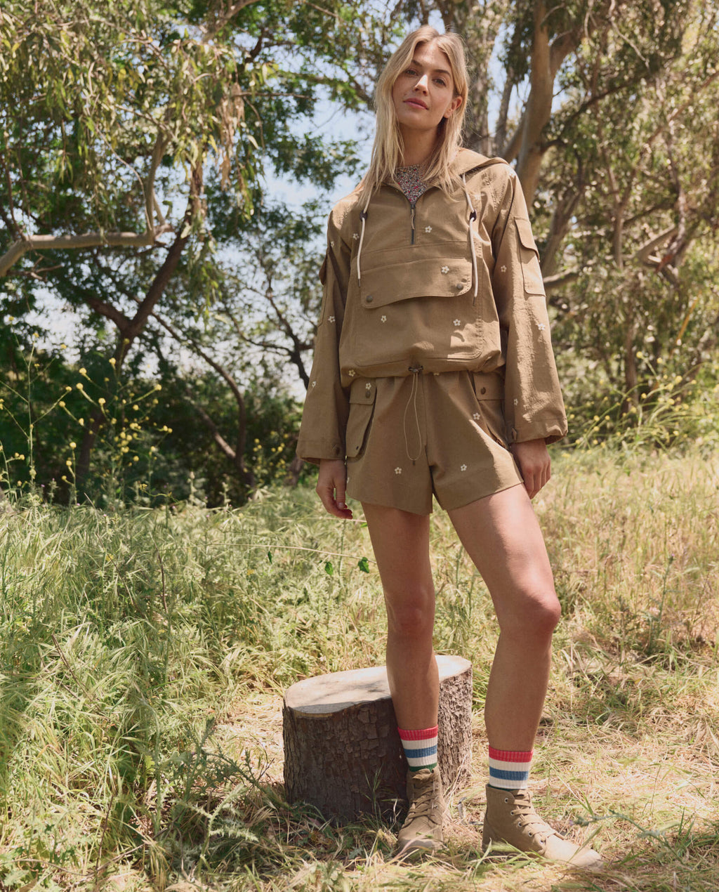 The Embroidered Cargo Short. -- Khaki With Cream Daisies