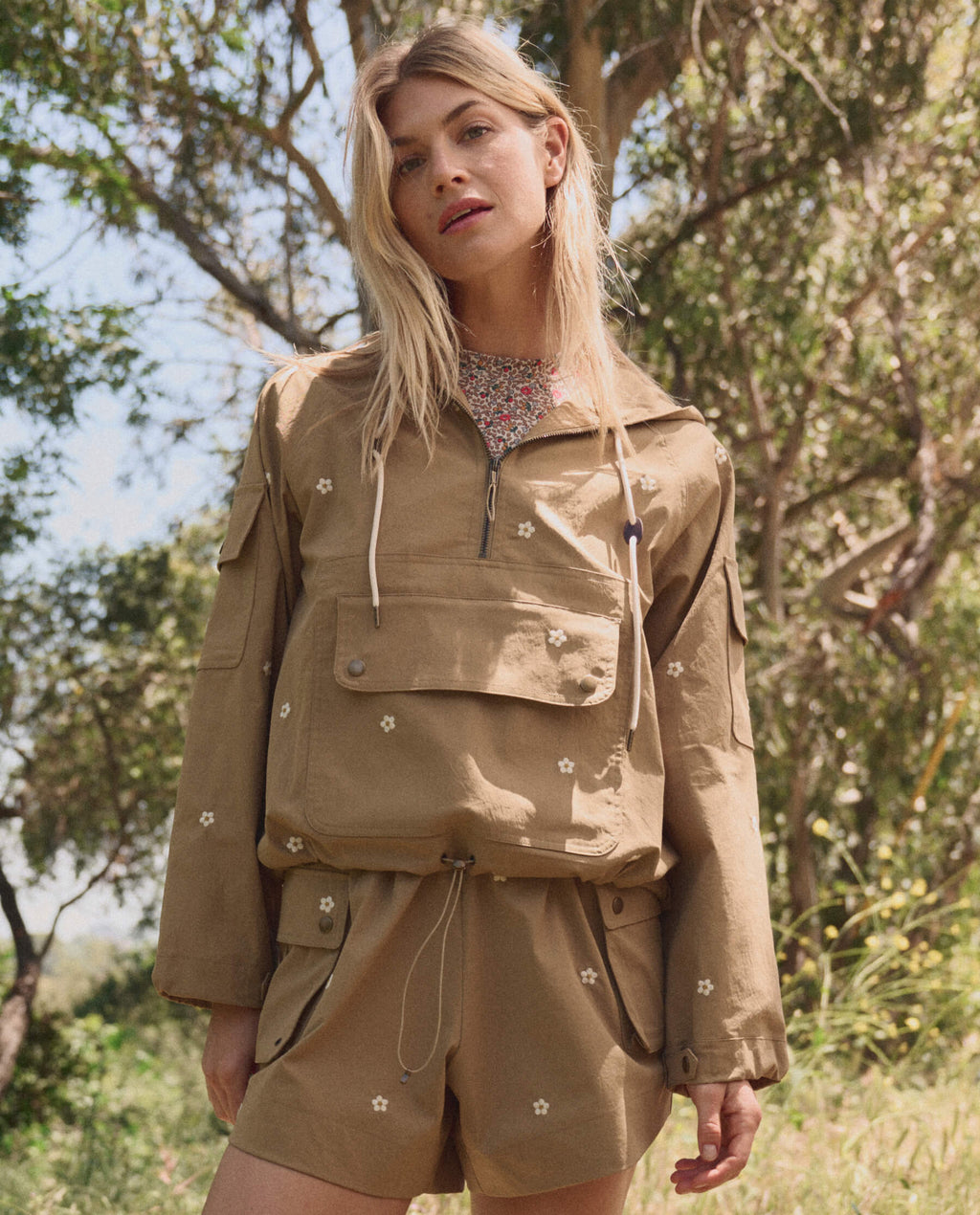 The Embroidered Cargo Short. -- Khaki With Cream Daisies