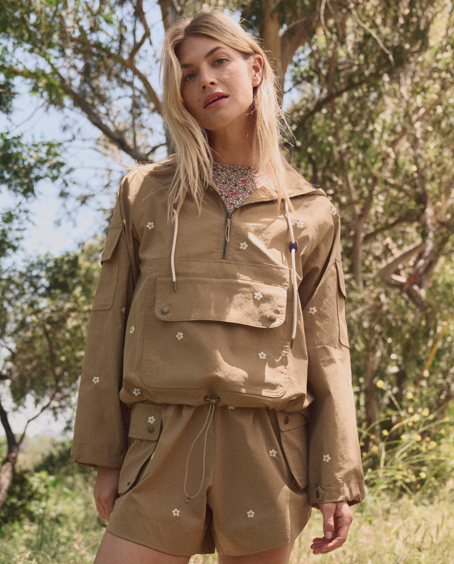 The Embroidered Cargo Short. -- Khaki With Cream Daisies