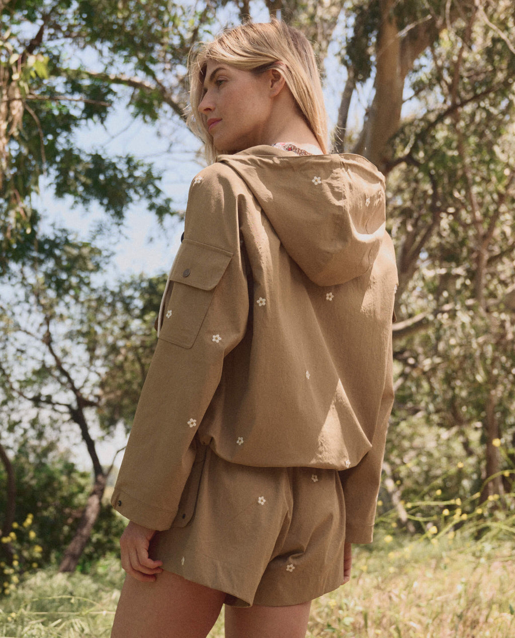 The Embroidered Cargo Short. -- Khaki With Cream Daisies