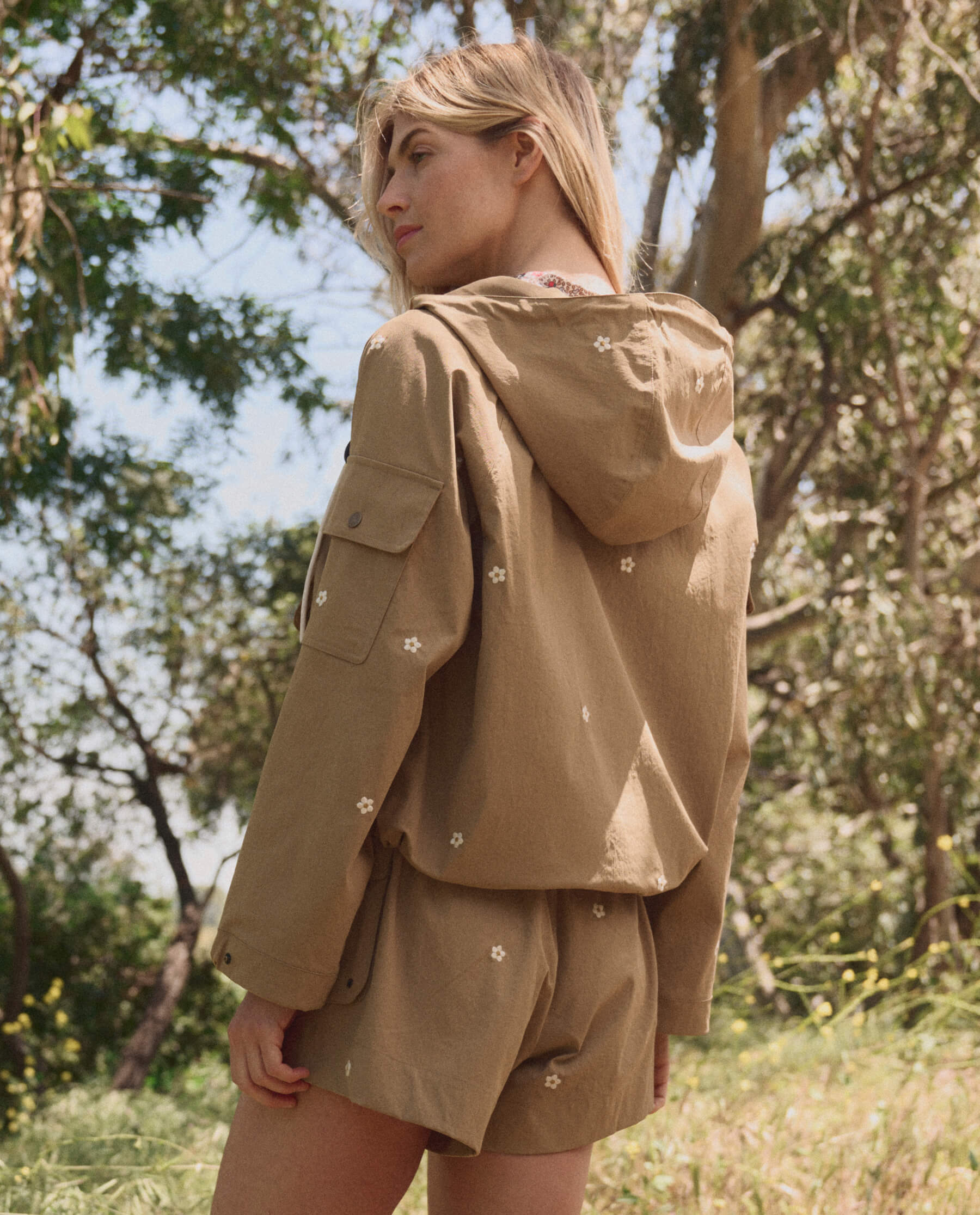 The Embroidered Cargo Short. -- Khaki With Cream Daisies