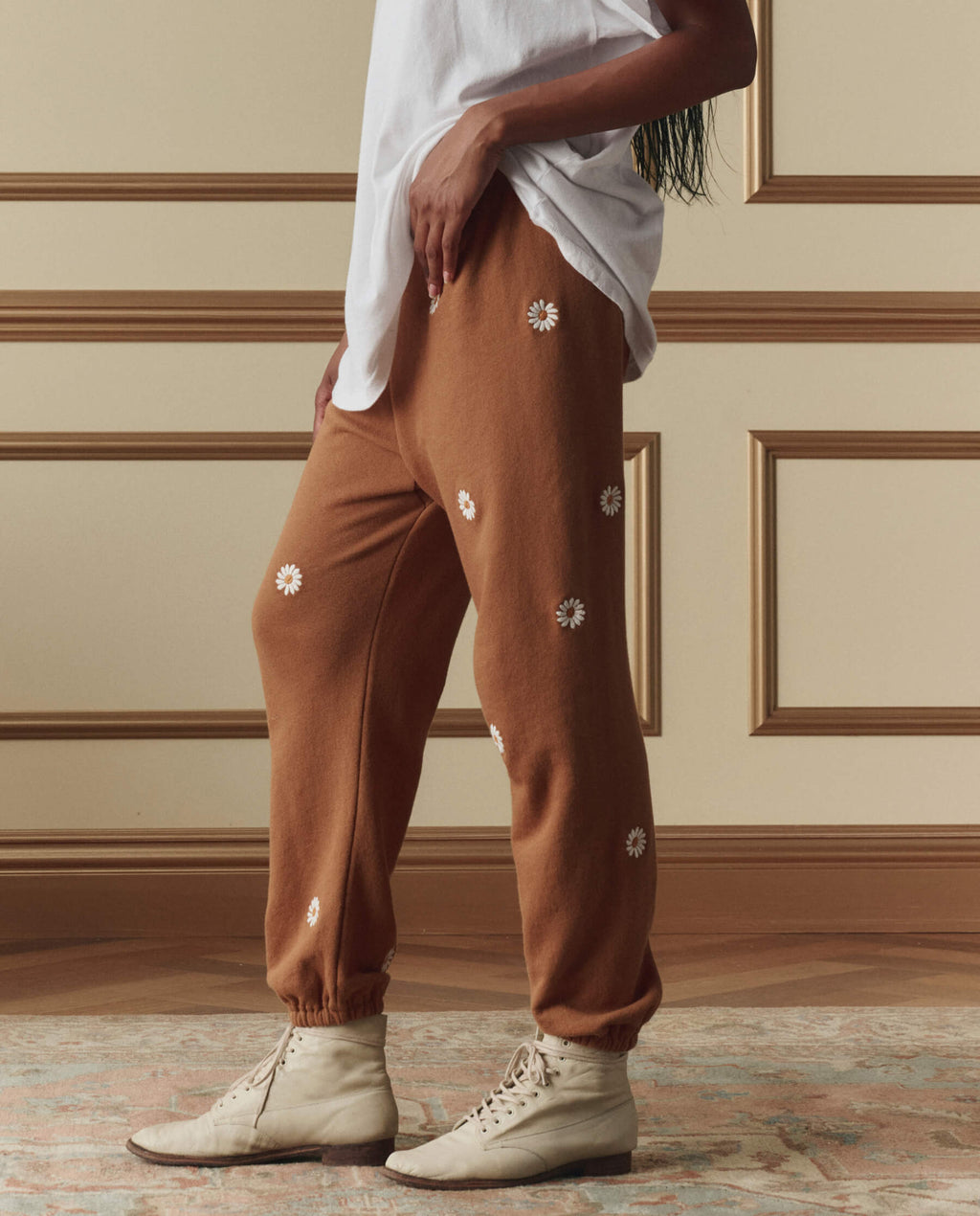 The Stadium Sweatpant W/ Floating Daisy Embroidery. -- Suntan