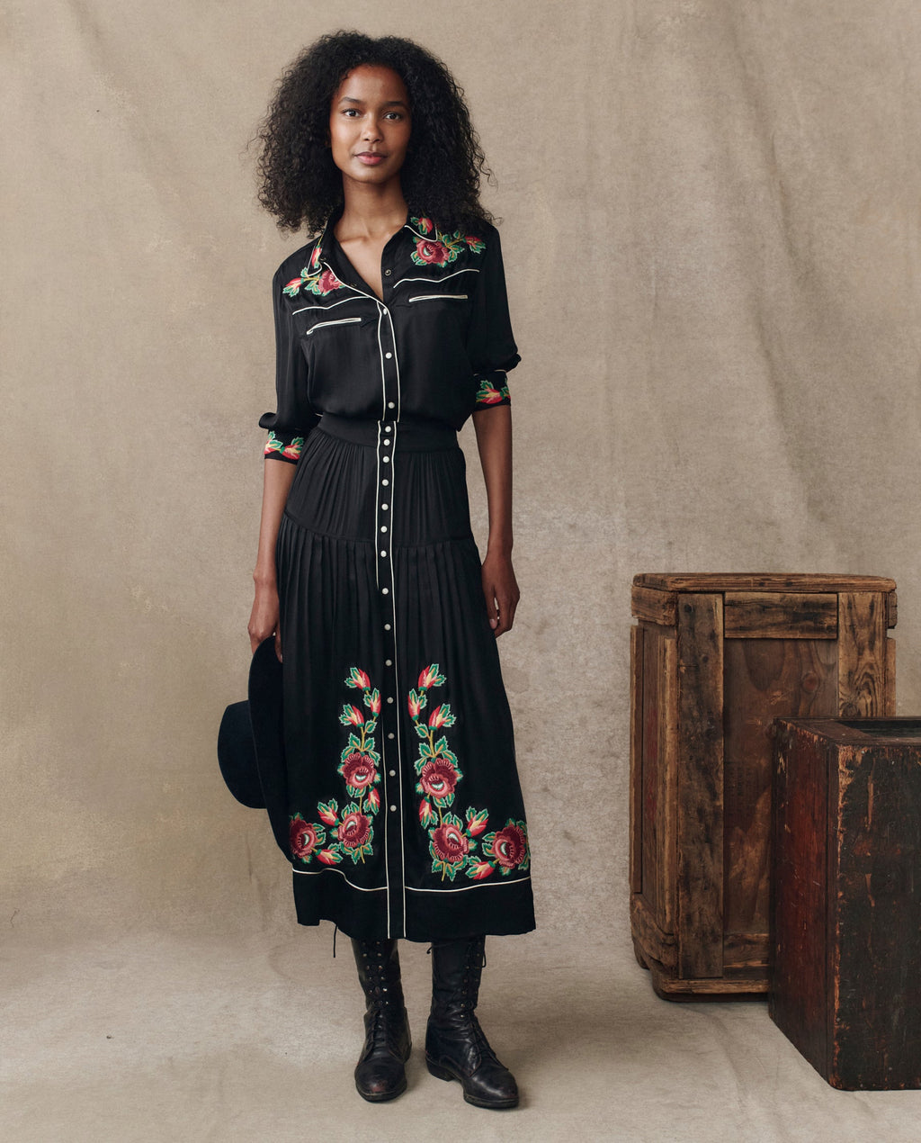 The Heirloom Rose Highland Skirt. -- Black