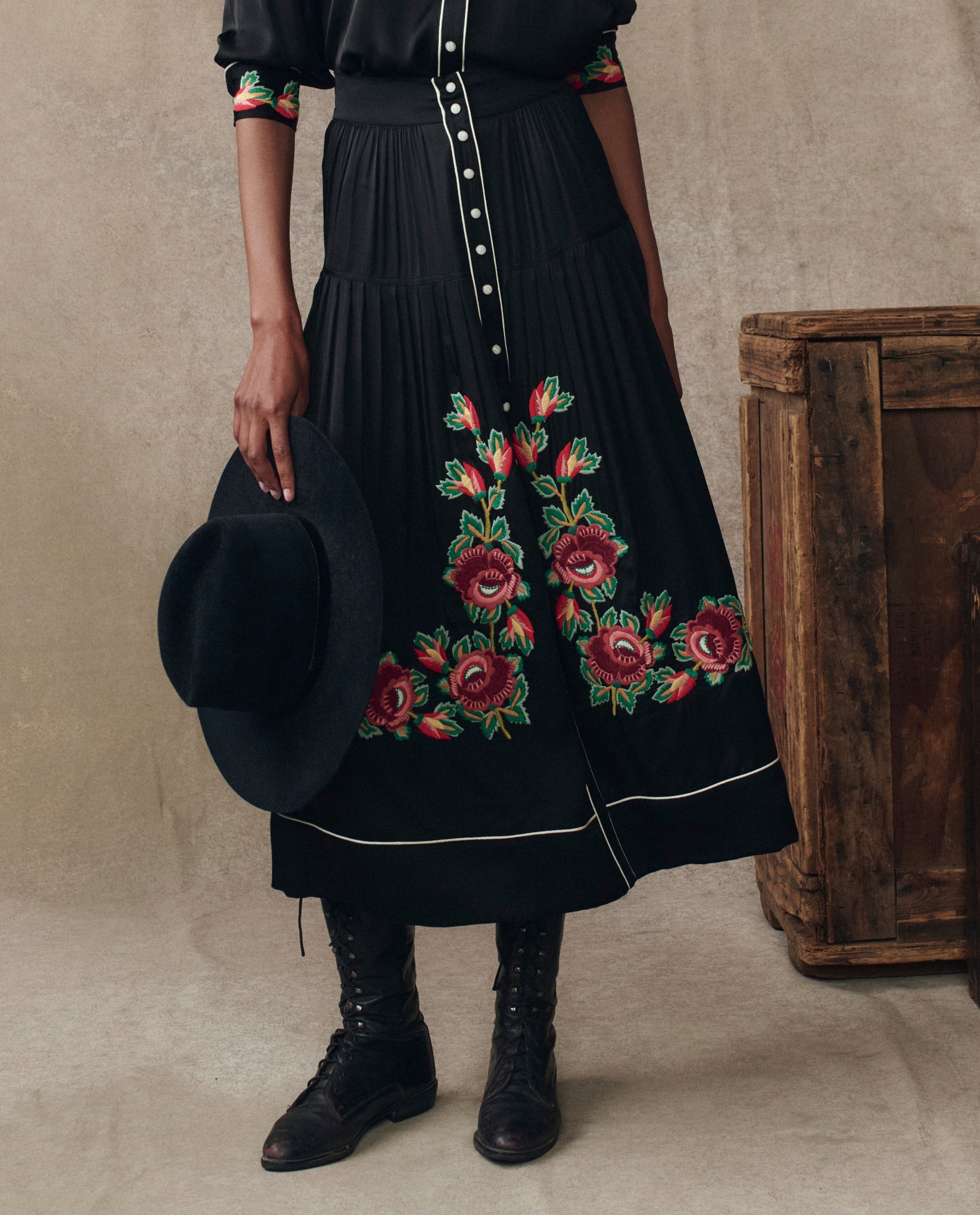 The Heirloom Rose Highland Skirt. -- Black