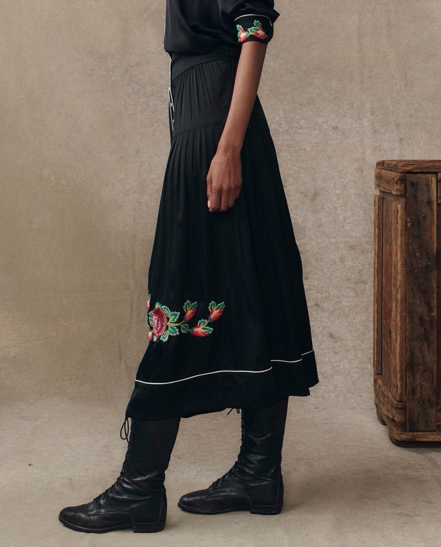 The Heirloom Rose Highland Skirt. -- Black