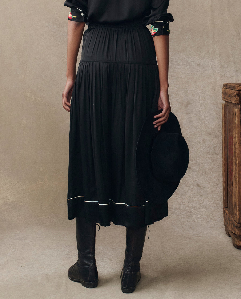 The Heirloom Rose Highland Skirt. -- Black