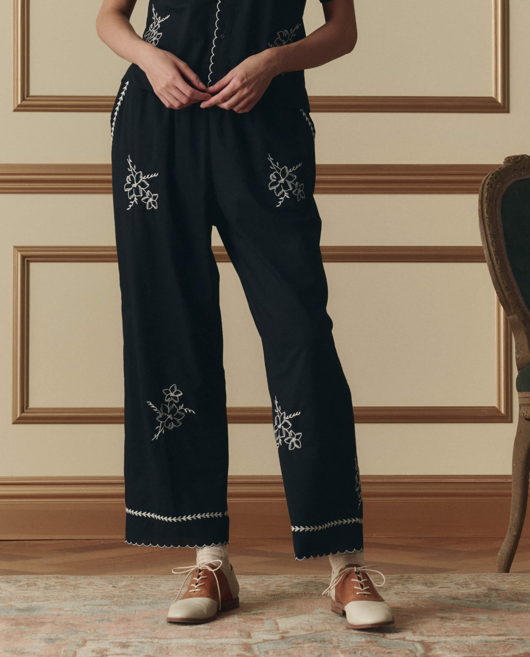 The Weekend Pant W/ Hanky Embroidery. -- Black