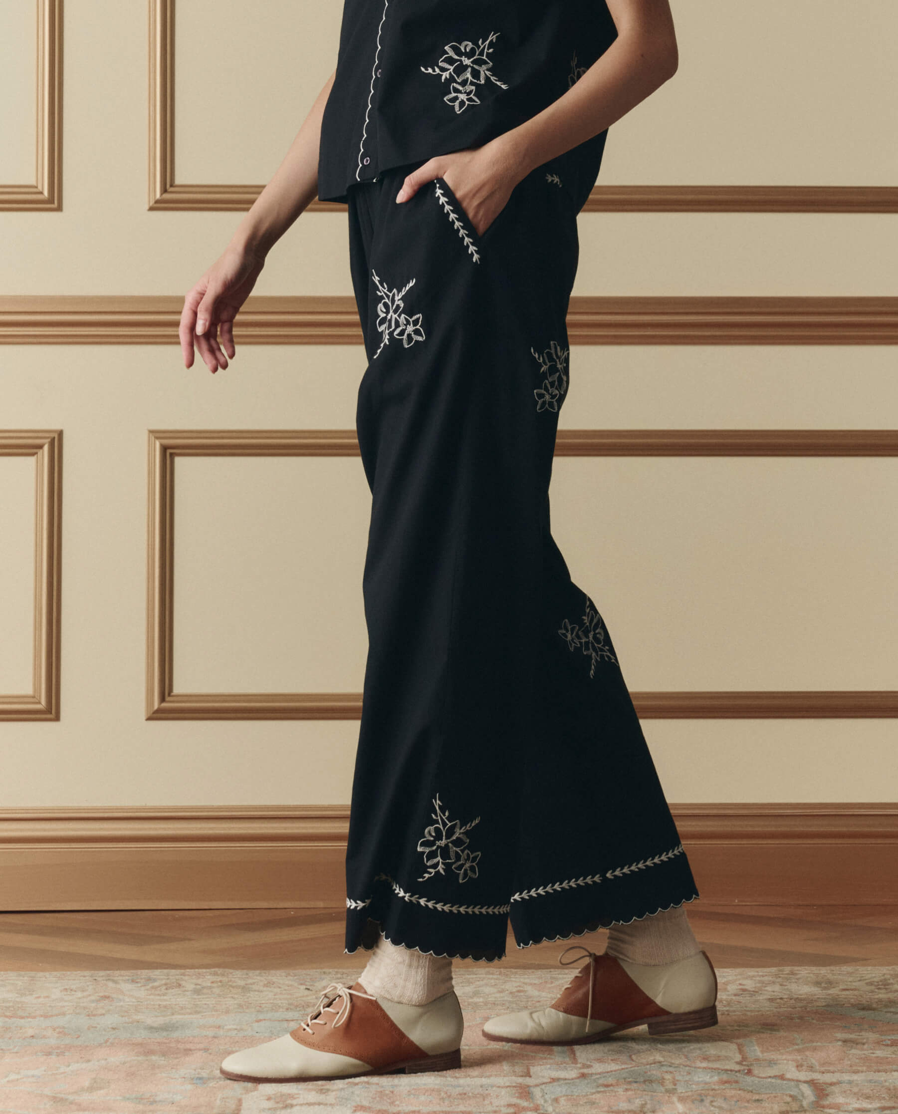 The Weekend Pant W/ Hanky Embroidery. -- Black