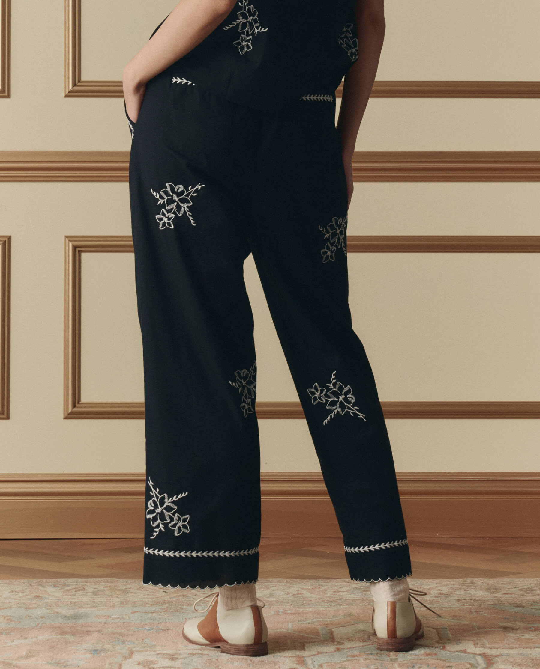 The Weekend Pant W/ Hanky Embroidery. -- Black