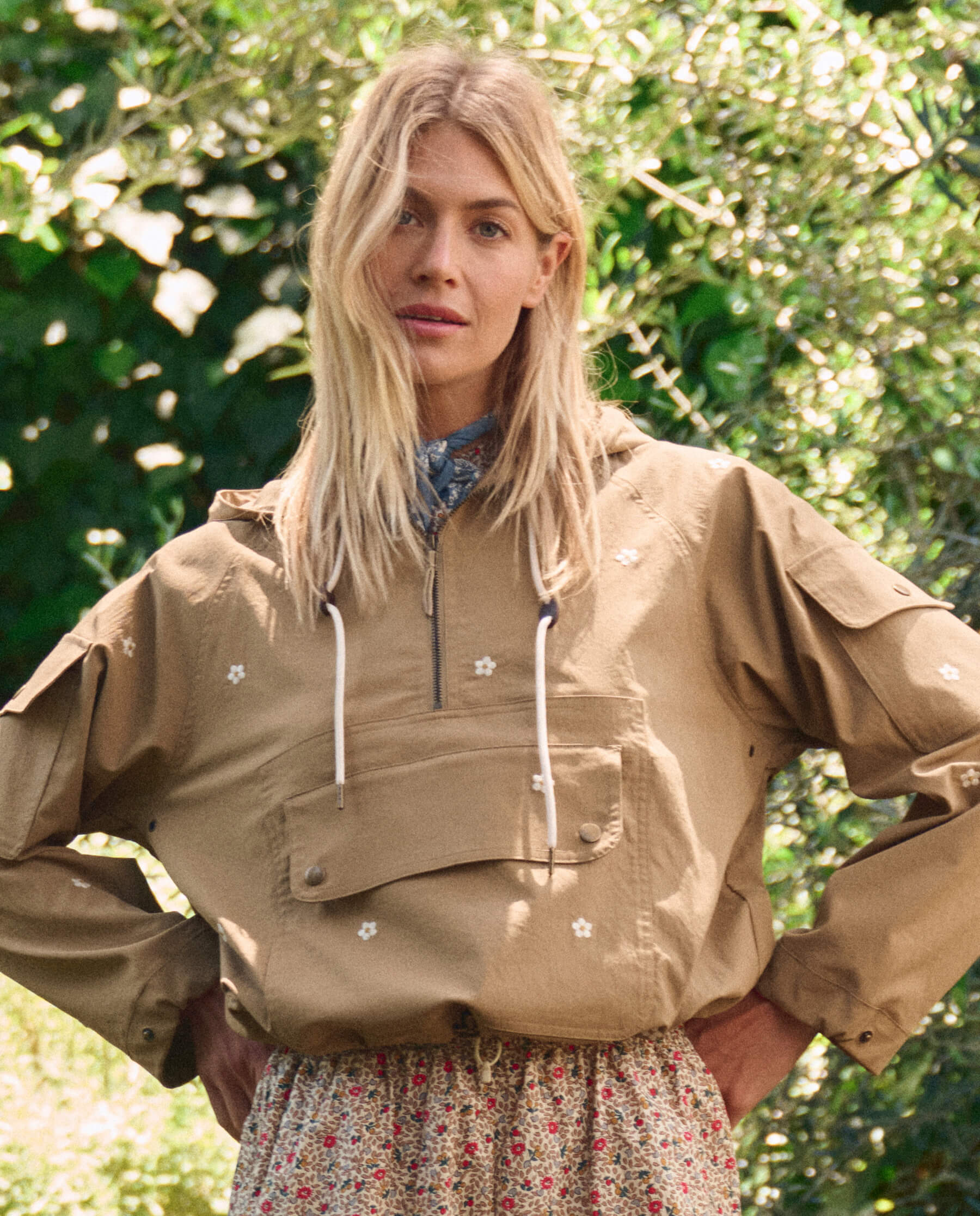 The Embroidered Cropped Trailhead Pullover. -- Khaki With Cream Daisies