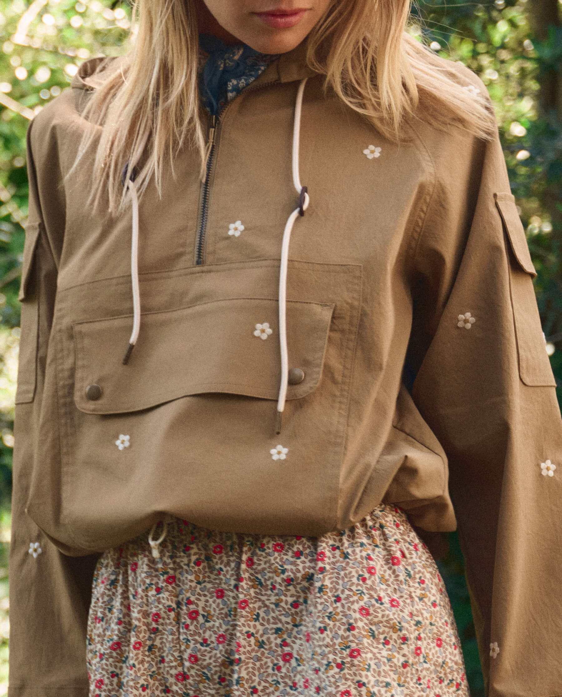 The Embroidered Cropped Trailhead Pullover. -- Khaki With Cream Daisies