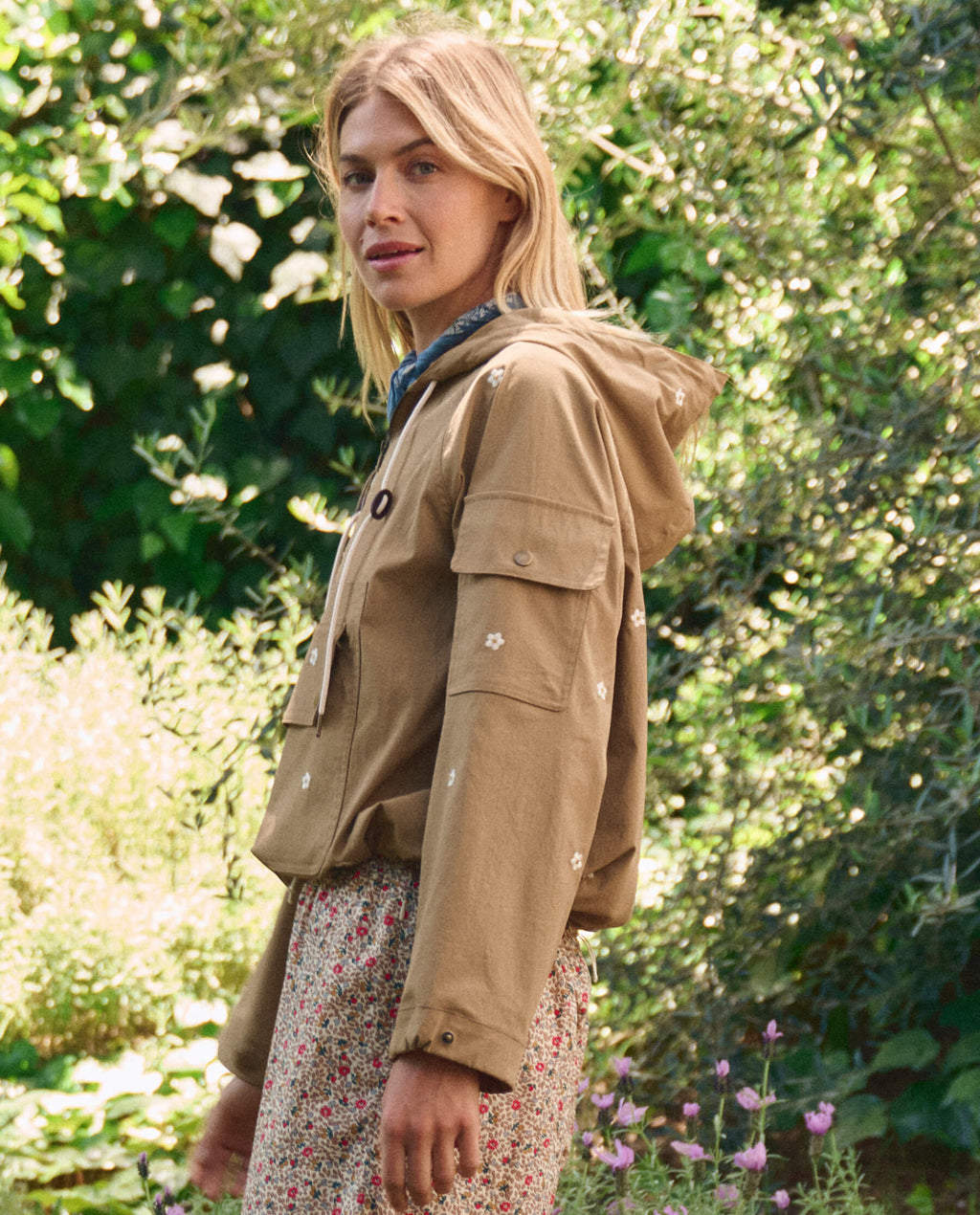 The Embroidered Cropped Trailhead Pullover. -- Khaki With Cream Daisies