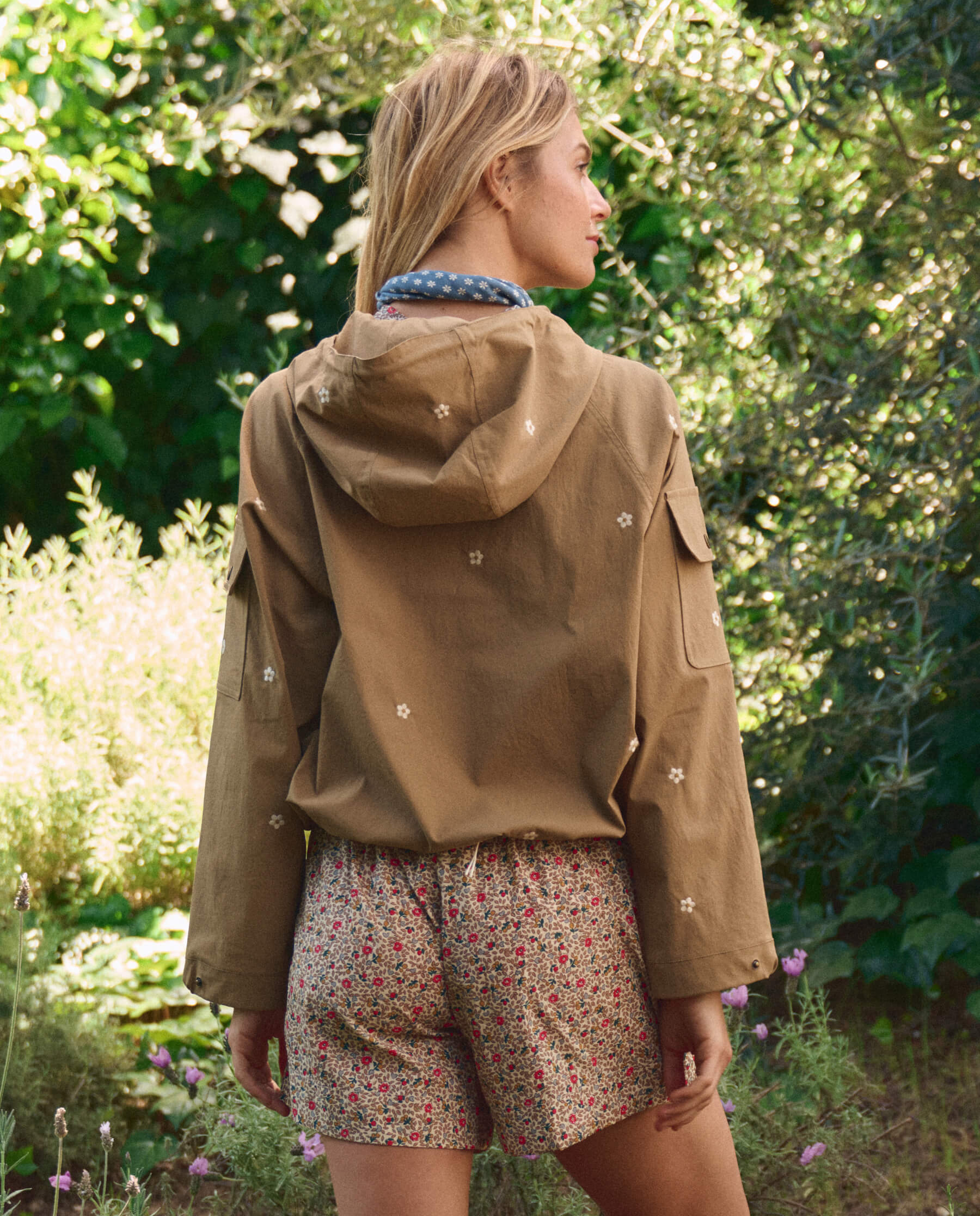 The Embroidered Cropped Trailhead Pullover. -- Khaki With Cream Daisies