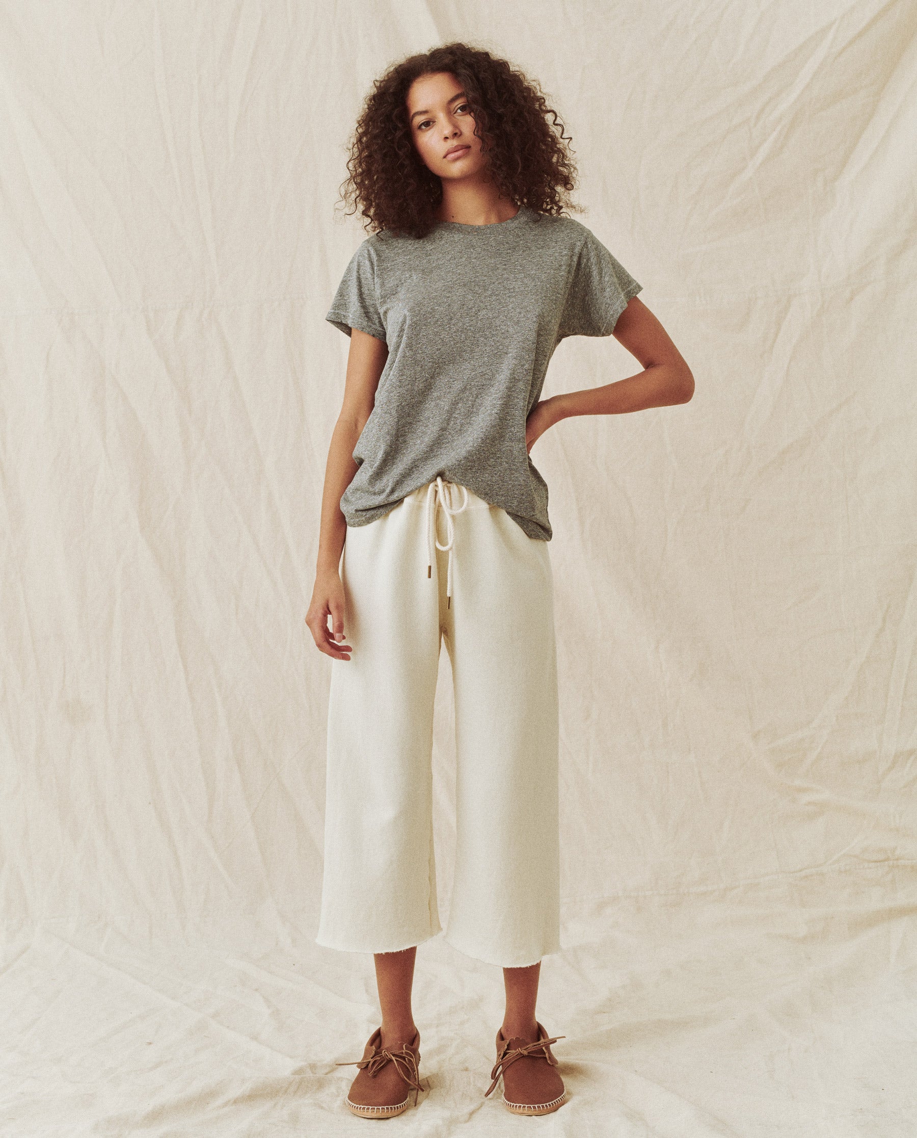 The Slim Tee. Solid -- Heather Grey
